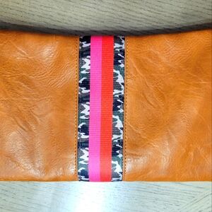 Social threads clutch